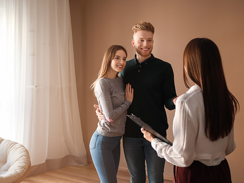 immobilienmakler-frankfurt-sachsenhausen-dornbusch-immobilien-maklerin-zeigt-paar-wohnung